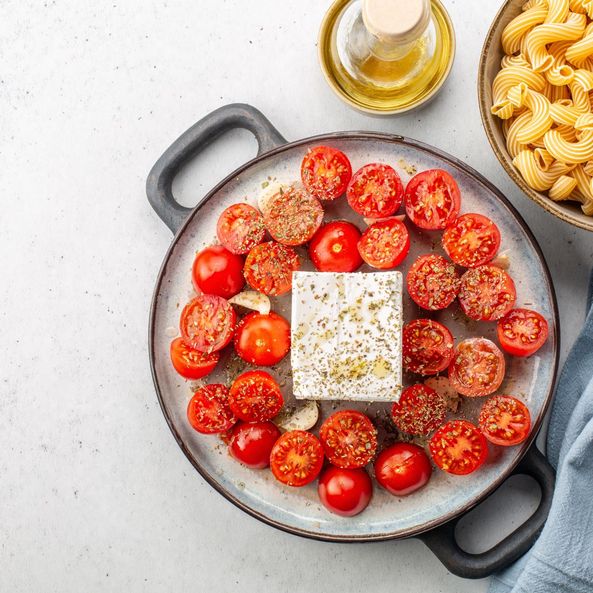 recette de pâtes avec une sauce tomates cerises et feta